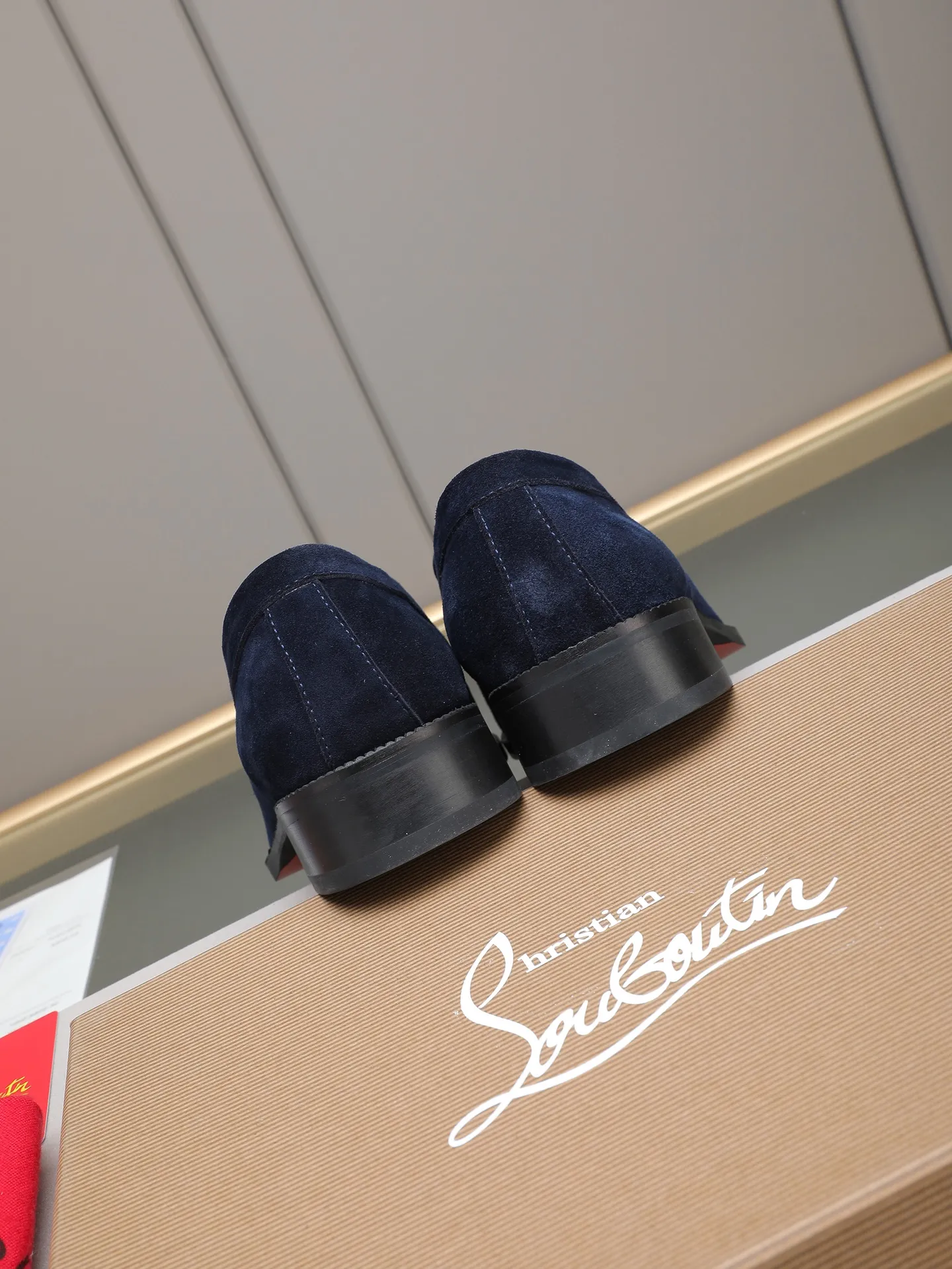 PP580 CL New formal dress shoes Christia* Loubouti* red-soled shoes GREGGO men's Oxford shoes Official price Made of imported high-mercerized suede, glossy small square tip design, iconic red outsole, extremely personalized shoe style, original color cowhide lining, original Italian leather outsole; fine workmanship, bringing you a luxurious experience. Clean silhouette and straightforward, GREGGO men's Oxford shoes It is an Oxford shoe type born for city roaming. Standard leather shoe size: 38～44# (45🉑️customized)